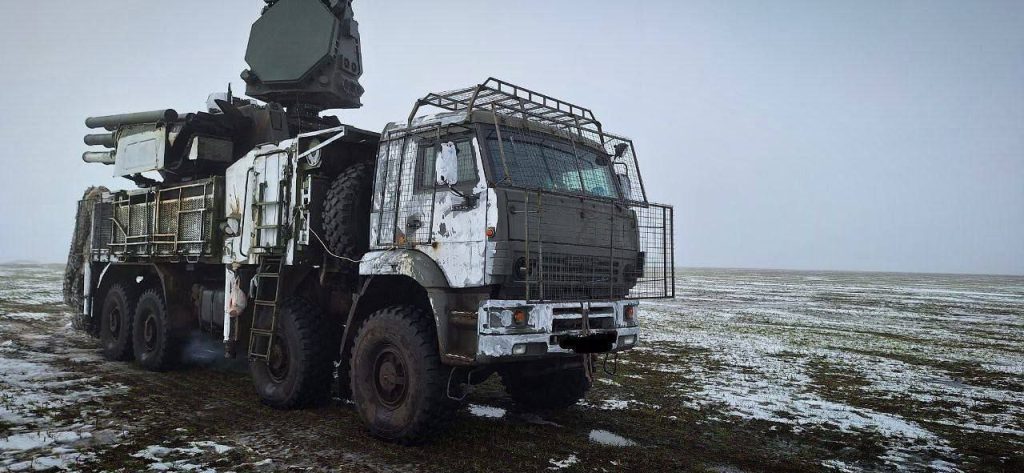 Российский ЗРПК «Панцирь-С1» с наваренными на кабине и корпусе антидроновыми решетками