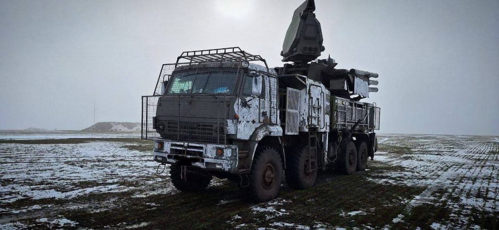 Российский ЗРПК «Панцирь-С1» с наваренными на кабине и корпусе антидроновыми решетками