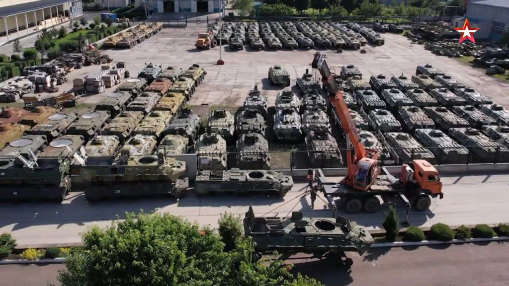 Площадки с дожидающейся ремонта техникой на территории 61-го бронетанкового ремонтного завода в Санкт-Петербурге и 163-го бронетанкового ремонтного завода в Краснодарском крае