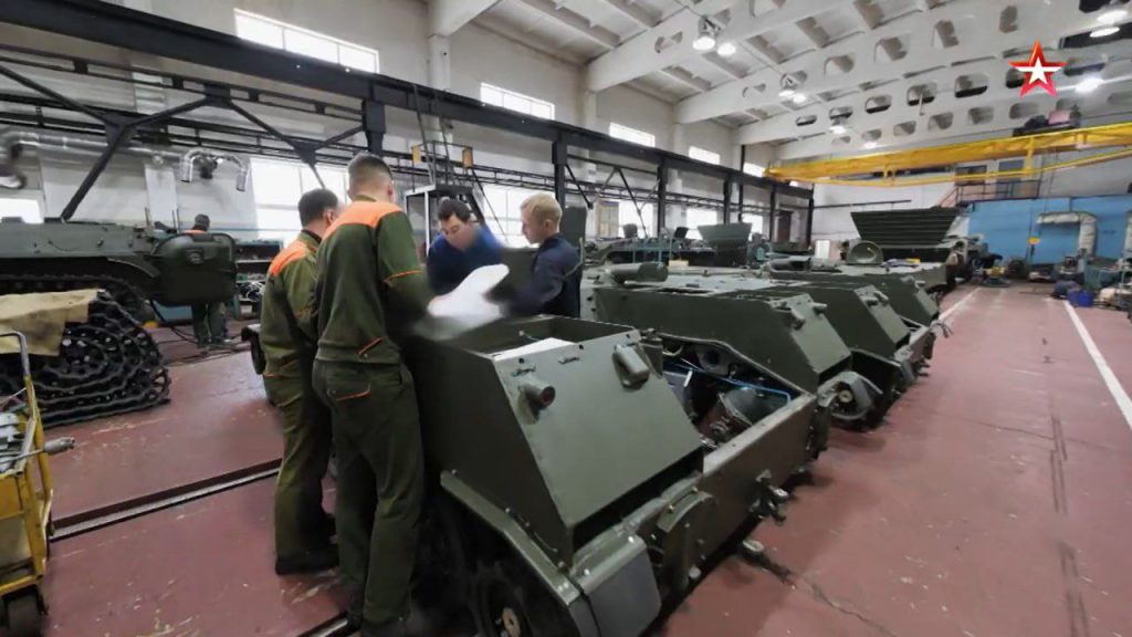 Кадры изнутри 144-го Бронетанкового ремонтного завода в Екатеринбурге
