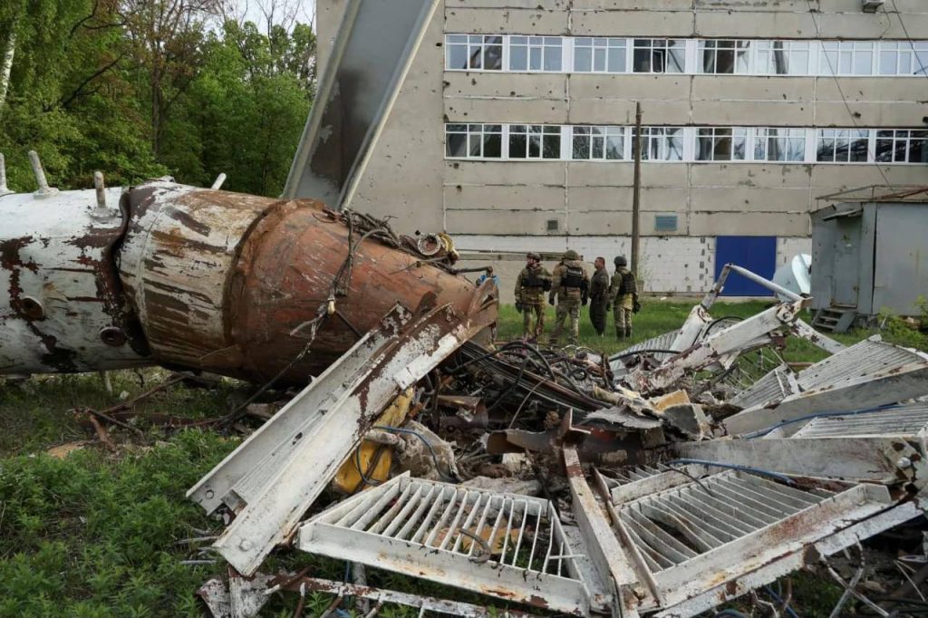 То, что осталось от телевышки в Харькове, где к ночи сохраняются проблемы с телесигналом