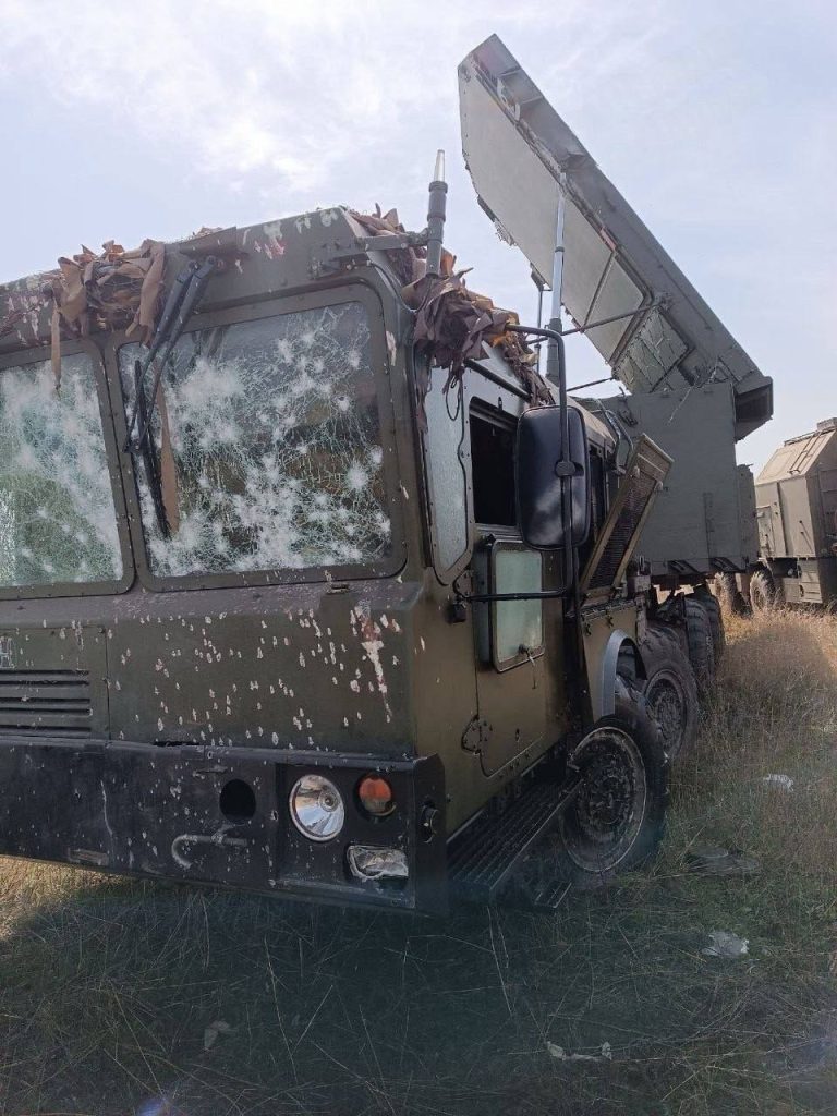 Легко поврежденная кабина многофункциональной РЛС 92Н6Е из состава ЗРС С-400