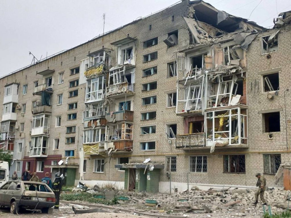 В Токмаке украинские террористы обстреляли многоэтажку — ранены три человека, сообщил губернатор Балицкий