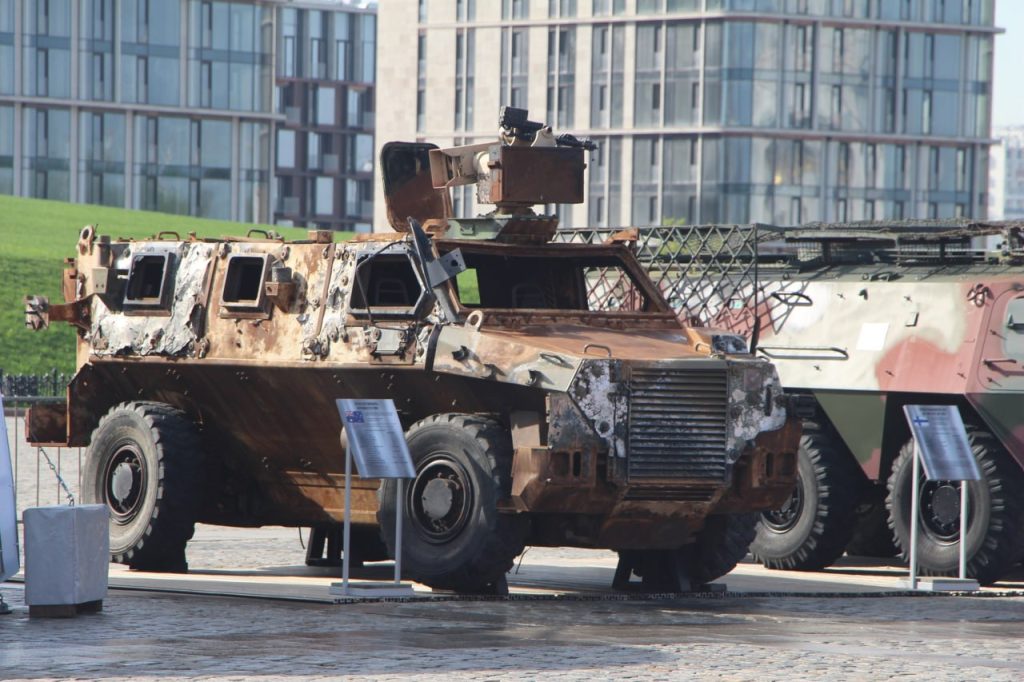 Фотографии выставленных на Поклонной горе в Москве трофейных иностранных колесных бронеавтомобилей, захваченных у ВСУ