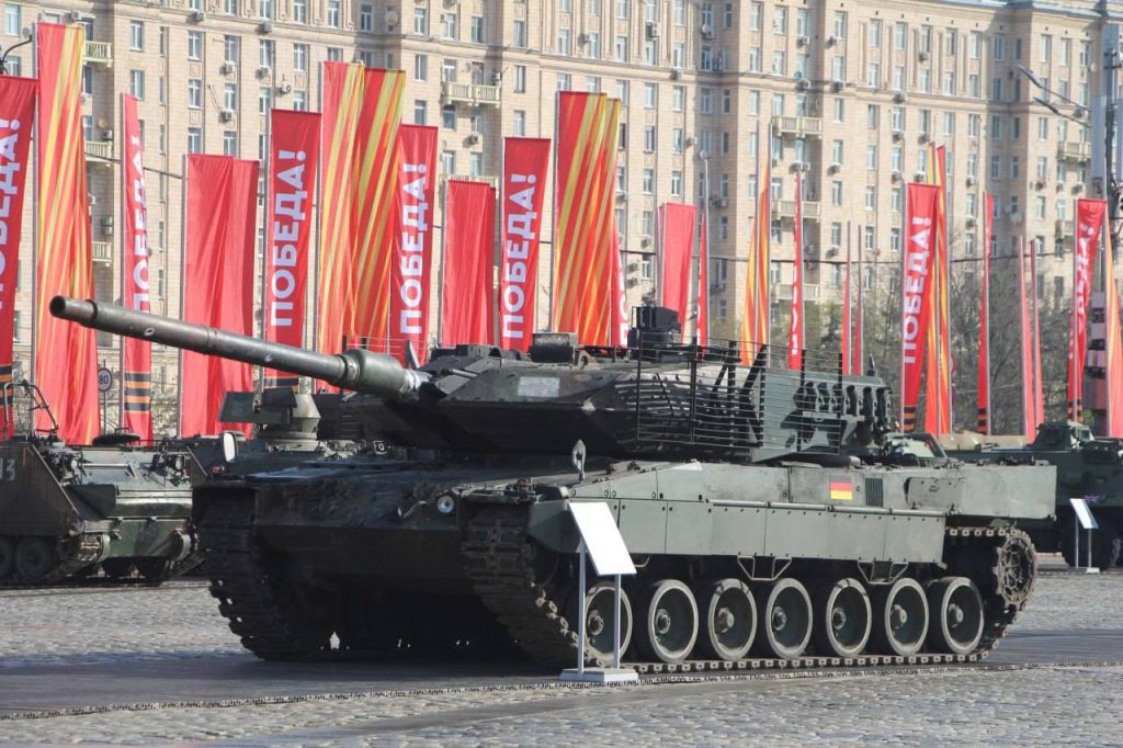 Фотографии выставленных на Поклонной горе в Москве трофейных иностранных танков, БМП, БТР, артиллерии и другой техники, захваченной у ВСУ