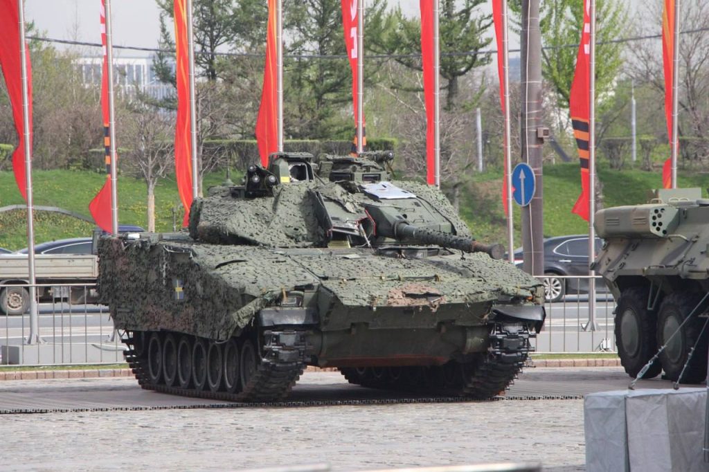 Фотографии выставленных на Поклонной горе в Москве трофейных иностранных танков, БМП, БТР, артиллерии и другой техники, захваченной у ВСУ