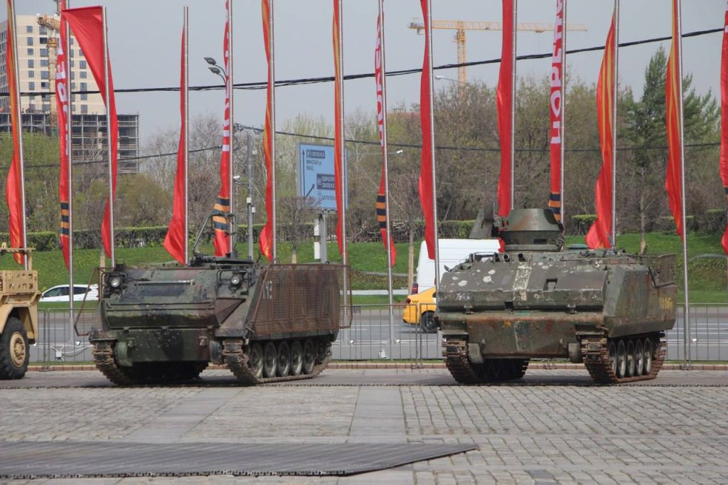 Фотографии выставленных на Поклонной горе в Москве трофейных иностранных танков, БМП, БТР, артиллерии и другой техники, захваченной у ВСУ