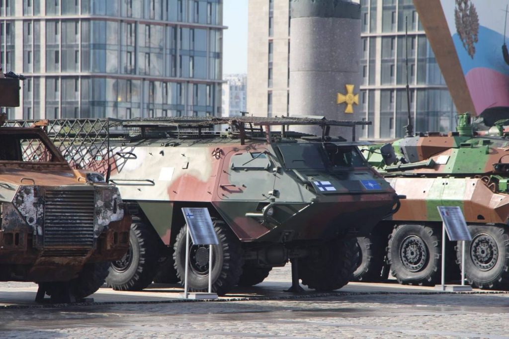 Фотографии выставленных на Поклонной горе в Москве трофейных иностранных танков, БМП, БТР, артиллерии и другой техники, захваченной у ВСУ