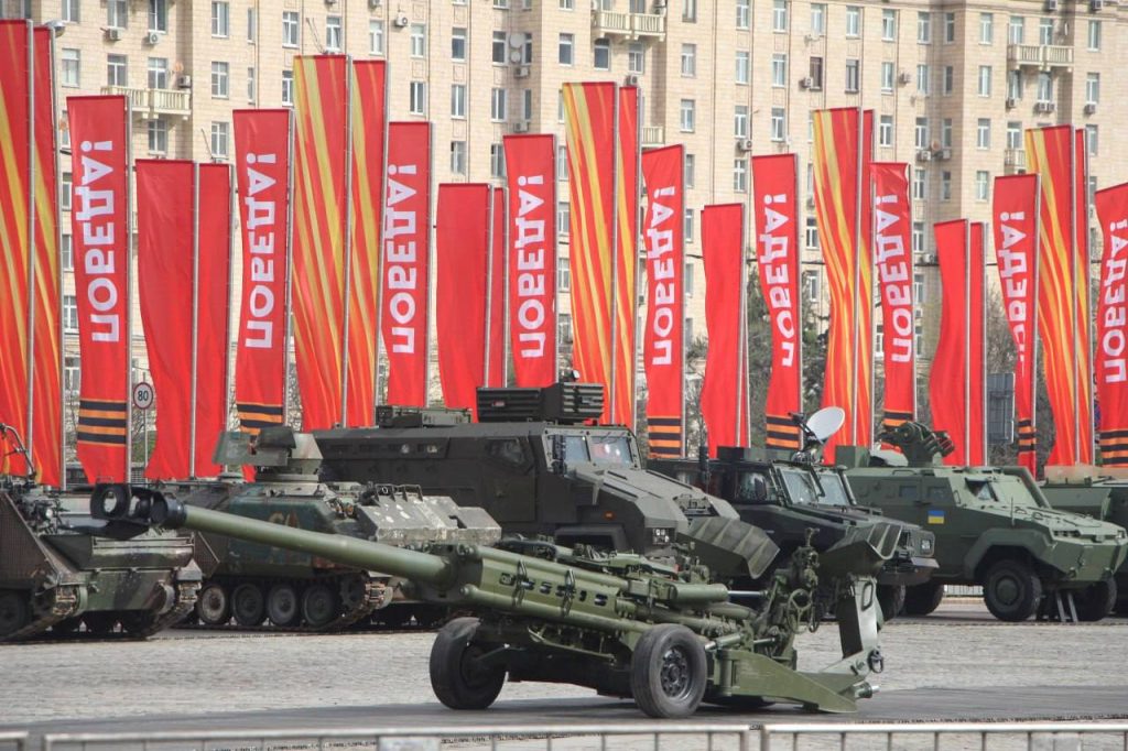 Фотографии выставленных на Поклонной горе в Москве трофейных иностранных танков, БМП, БТР, артиллерии и другой техники, захваченной у ВСУ