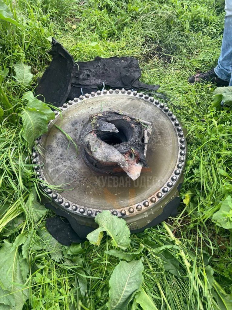 Остатки баллистической ракеты 9М723К в Одессе после сегодняшнего удара