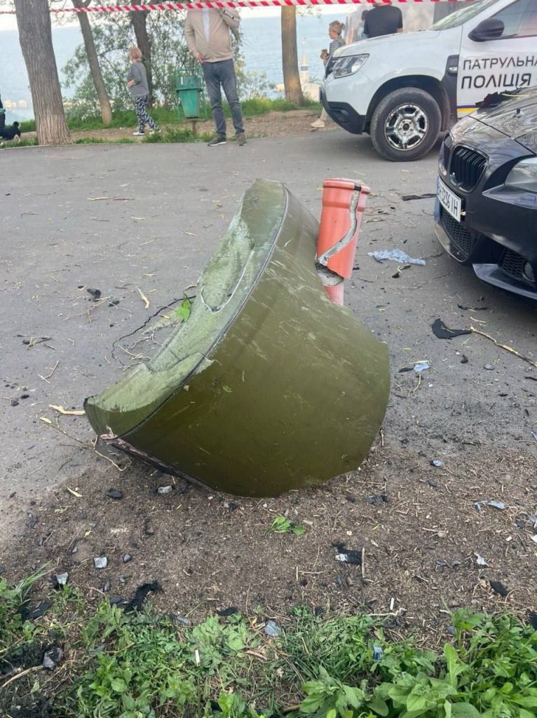 Остатки баллистической ракеты 9М723К в Одессе после сегодняшнего удара