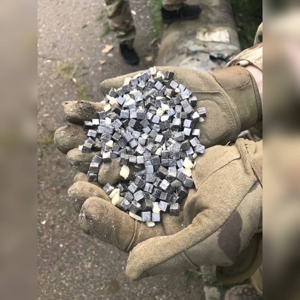 На первой фотографии поражающий элемент найденный сегодня на улицах Одессы