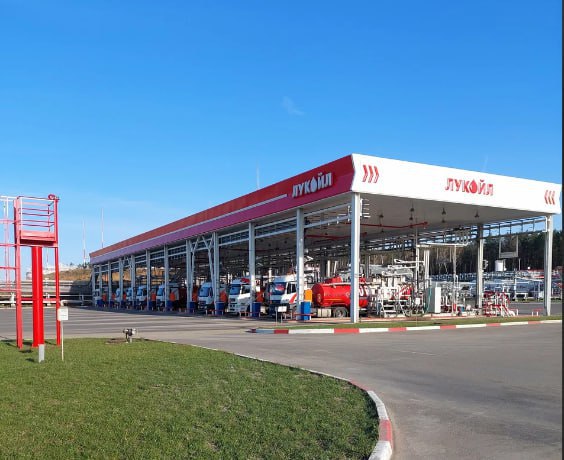 БПЛА упал в районе нефтебазы в Подмосковье. Он мог зацепиться за деревья