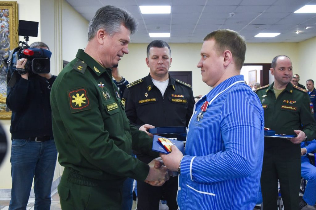 Военнослужащим – участникам СВО вручили госнаграды и жилищные документы