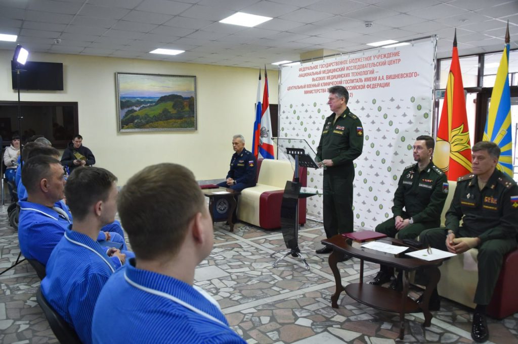 Военнослужащим – участникам СВО вручили госнаграды и жилищные документы