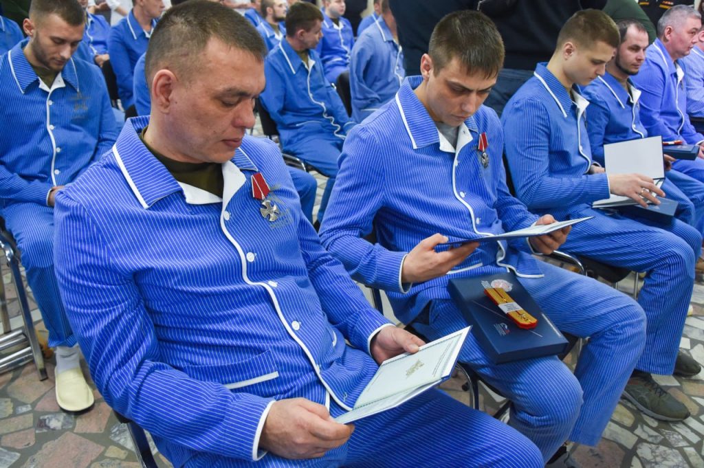 Военнослужащим – участникам СВО вручили госнаграды и жилищные документы