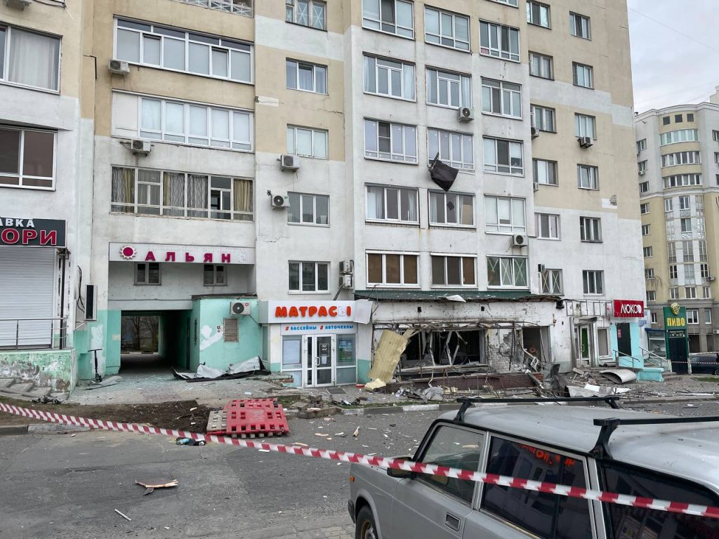 В Белгороде после ракетной атаки повреждены 12 многоэтажных домов, детская поликлиника, частные дома, торговый центр и бассейн