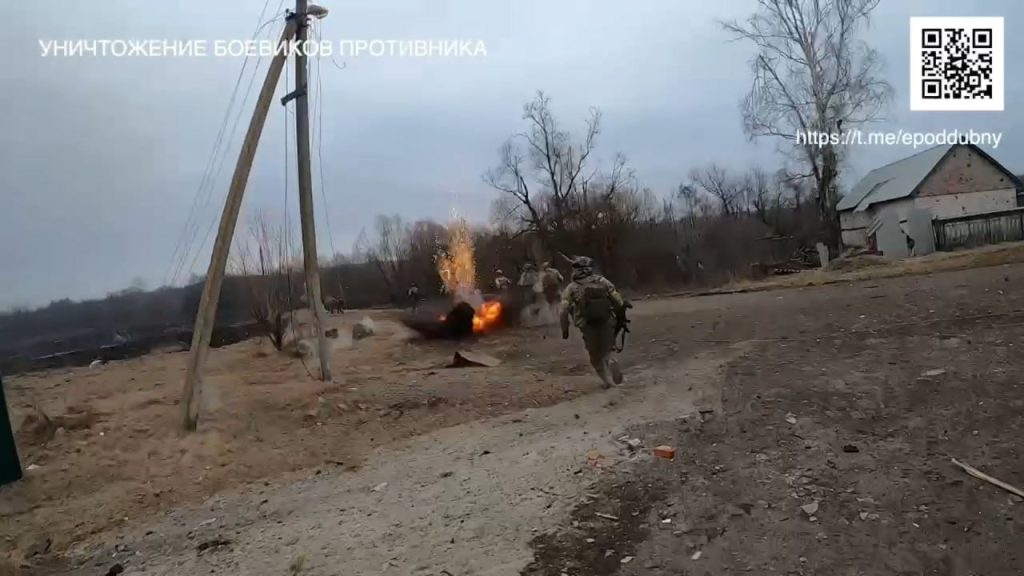 Кадры с нашлемной камеры уничтоженного англоязычного наемника, вторгавшегося на территорию села Козинки в Белгородской области в составе группы боевиков "Иностранного легиона" ГУР Украины