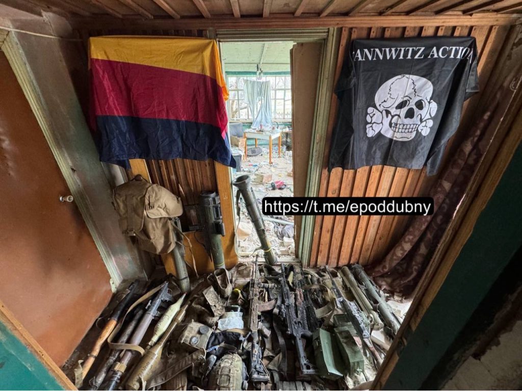 Кадры с нашлемной камеры уничтоженного англоязычного наемника, вторгавшегося на территорию села Козинки в Белгородской области в составе группы боевиков "Иностранного легиона" ГУР Украины