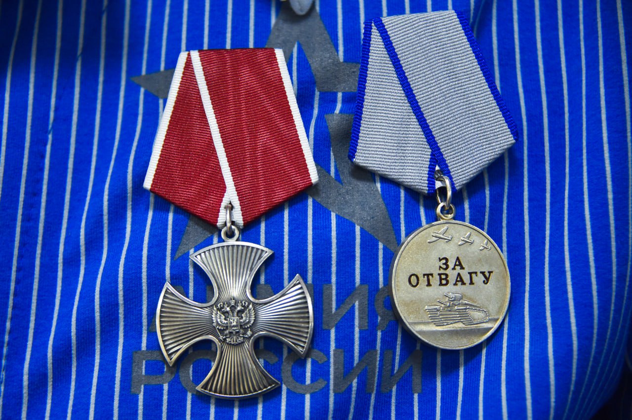 Военнослужащим – участникам СВО вручили госнаграды и жилищные документы