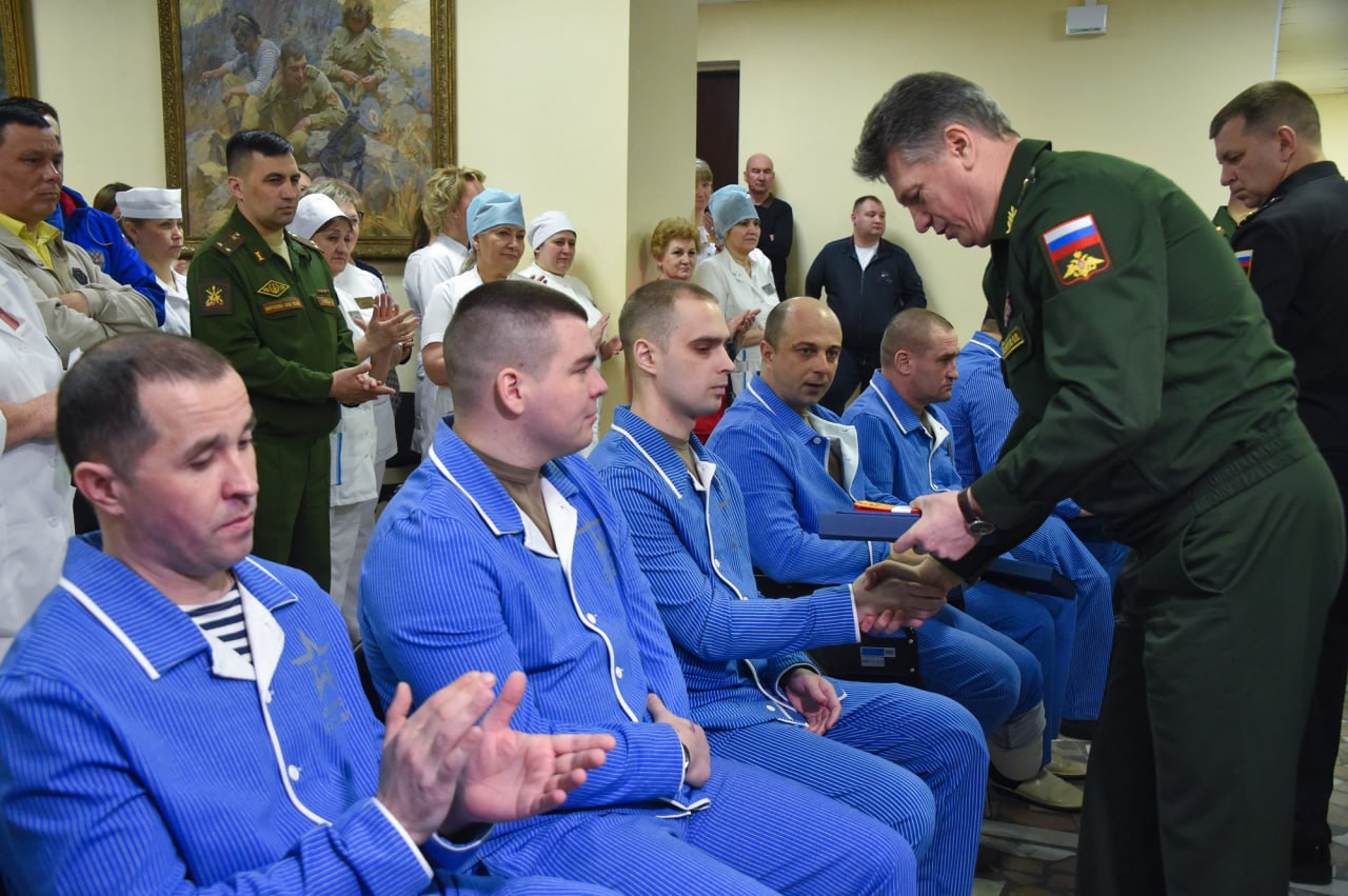 Военнослужащим – участникам СВО вручили госнаграды и жилищные документы