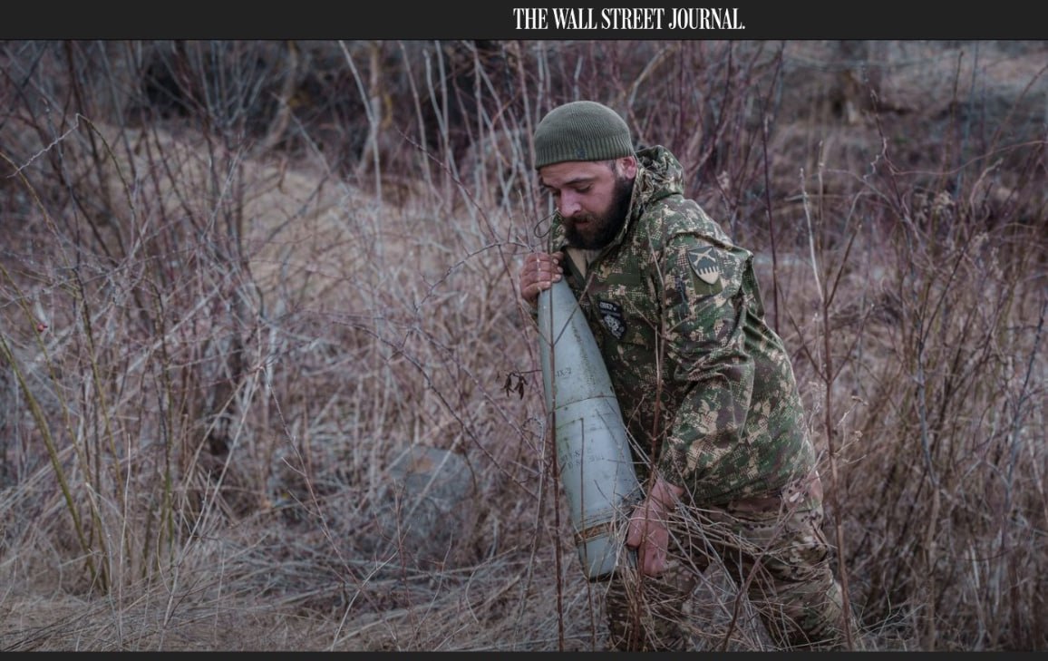 Из-за нехватки боеприпасов украинские боевики ВСУ ищут снаряды в грязи и болотах
