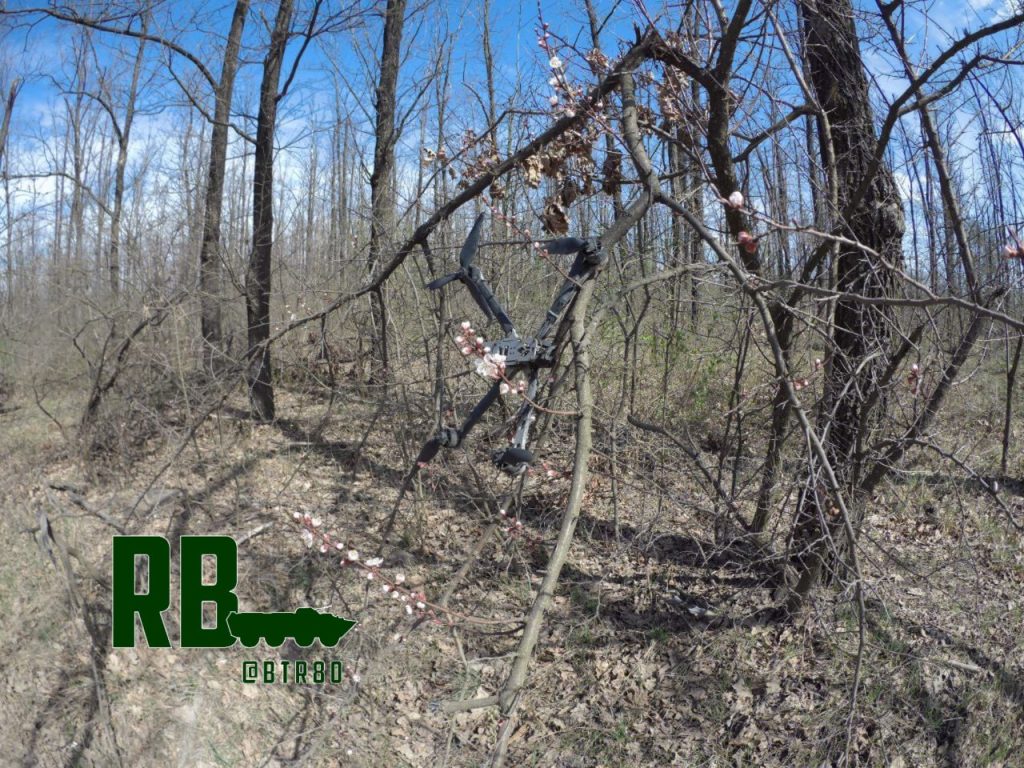 Бойцы группировки "Центр" демонстрируют свой маленький трофей