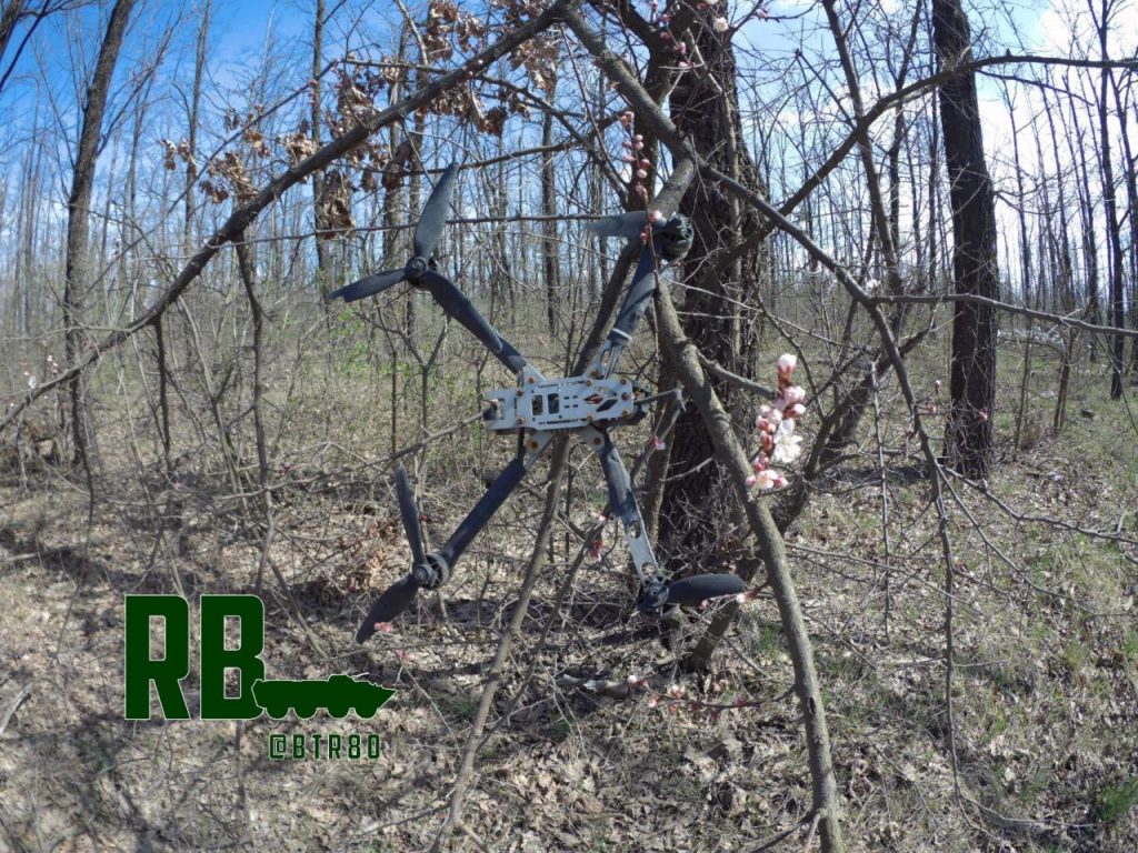 Бойцы группировки "Центр" демонстрируют свой маленький трофей