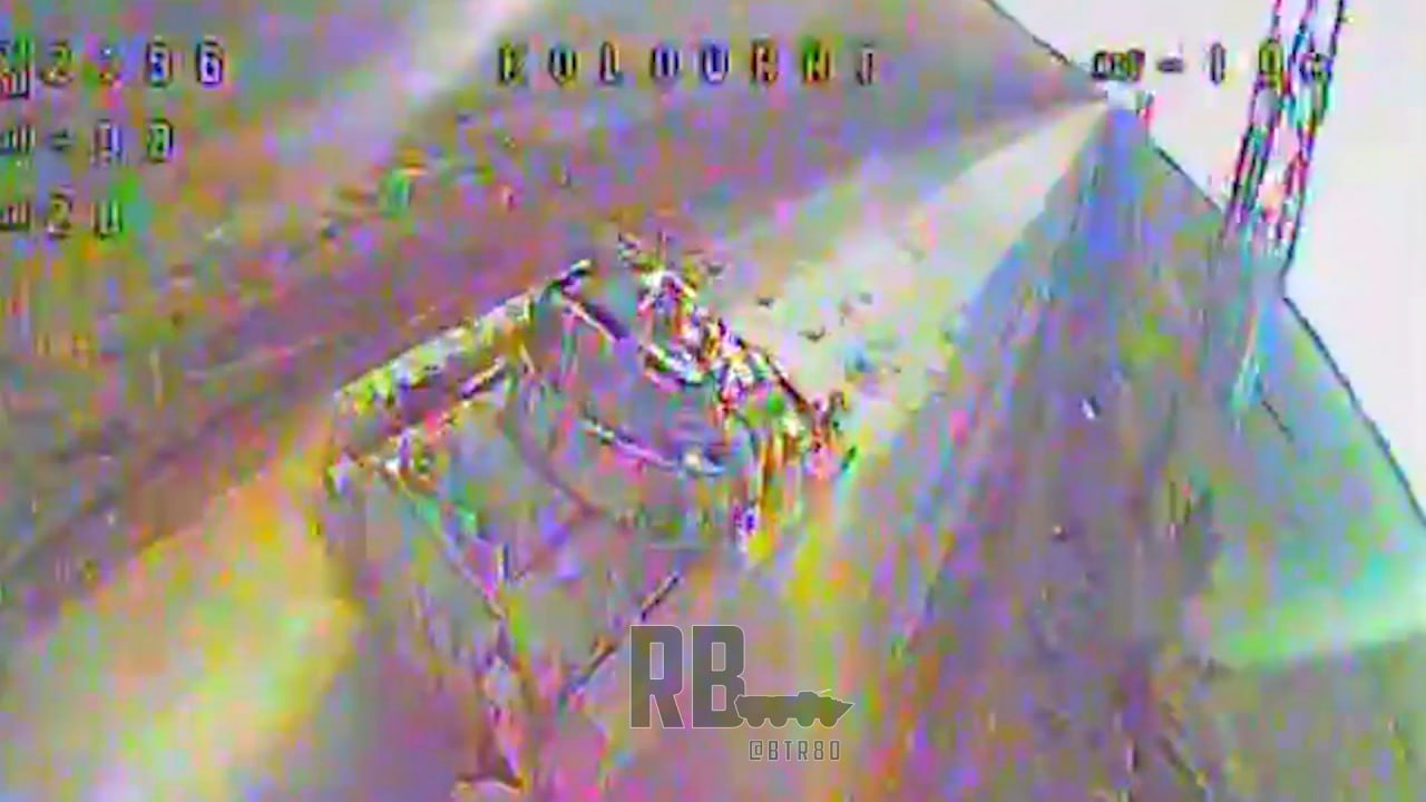 Удар FPV-дрона по едущей украинской "Брэдли" с комплексом динамической защиты BRAT