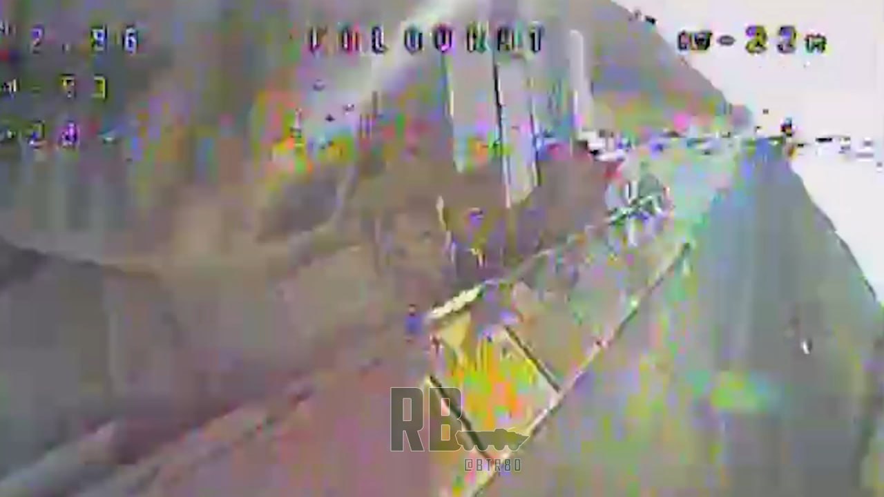 Удар FPV-дрона по едущей украинской "Брэдли" с комплексом динамической защиты BRAT