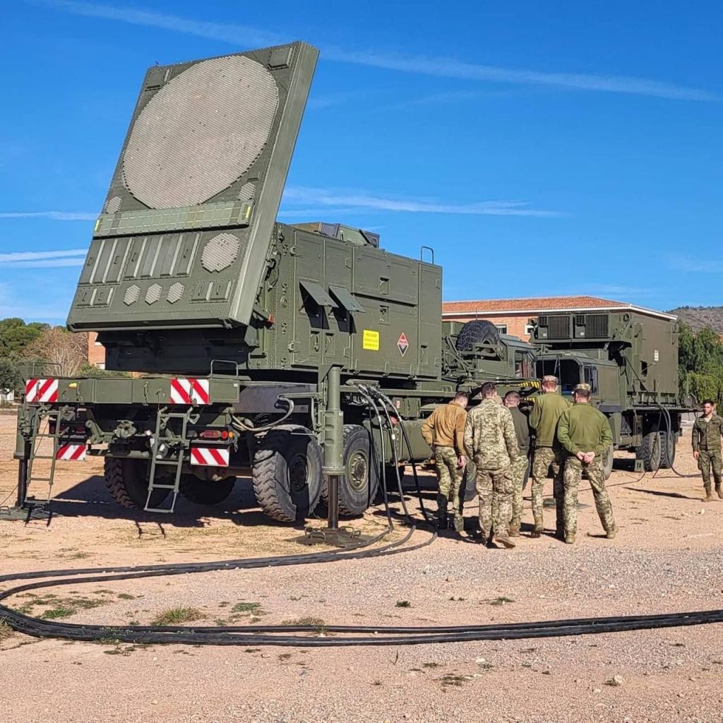 Кадры обучения украинского технического персонала обслуживанию ЗРК MIM-104 Patriot на территории Испании