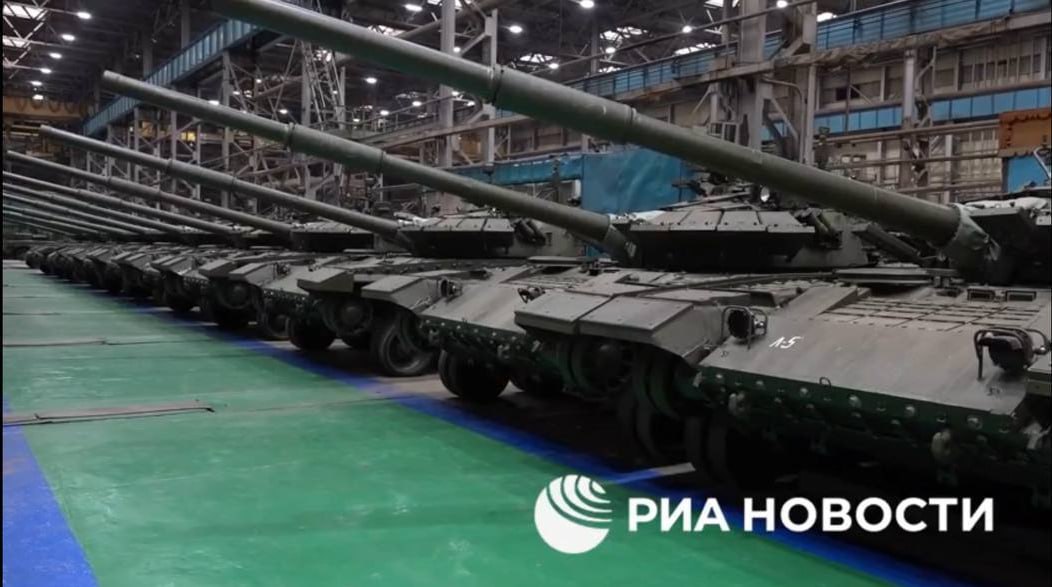 Кадры с Омсктрансмаша, где производят модернизированные танки Т-80БВМ обр.2023 г
