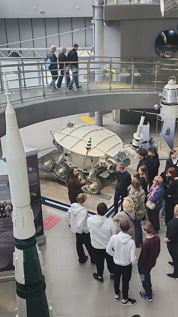 Прямое включение на Первом приходиться вести из кабинета директора Музея космонавтики