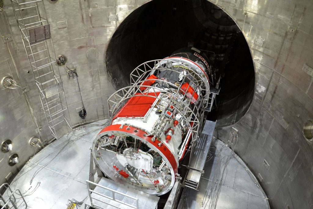 В монтажно-испытательном корпусе площадки 254 космодрома Байконур продолжается предполётная подготовка транспортного грузового корабля "Прогресс МС-27"