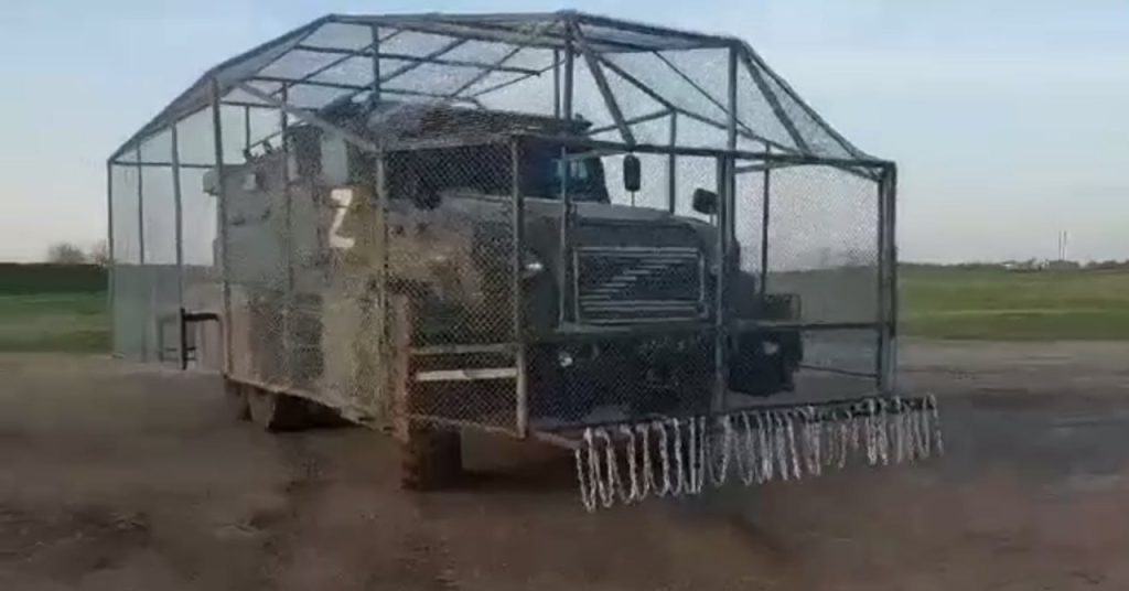 Российский бронеавтомобиль З-СТС «Ахмат»  "царской обрешеткой" от фпв дронов противника