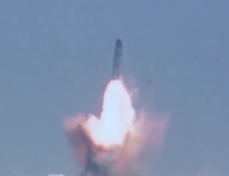 Первое видео пуска  китайской двухступенчатой твердотопливной межконтинентальной баллистической ракеты JL-2, размещаемой на стратегических атомных подводных лодках (ПЛАРБ) проекта 094 «Цзинь»