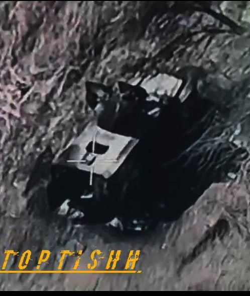 Расчёт ПТРК "Корнет" сжёг всушный броневик Roshel Senator канадского производства на территории Харьковской области близ границы с РФ