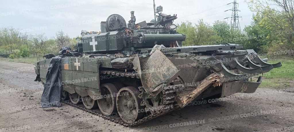 Захваченные у противника в районе Орловки танки Т-72АВ, а так же Т-72Б3 обр. 2016 (ранее был затрофеен у ВС РФ) на Авдеевском направлении
