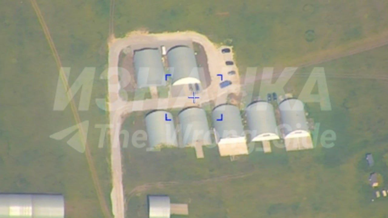 Ракетный удар по ангарам с БПЛА на аэродроме Каменка в Днепропетровске