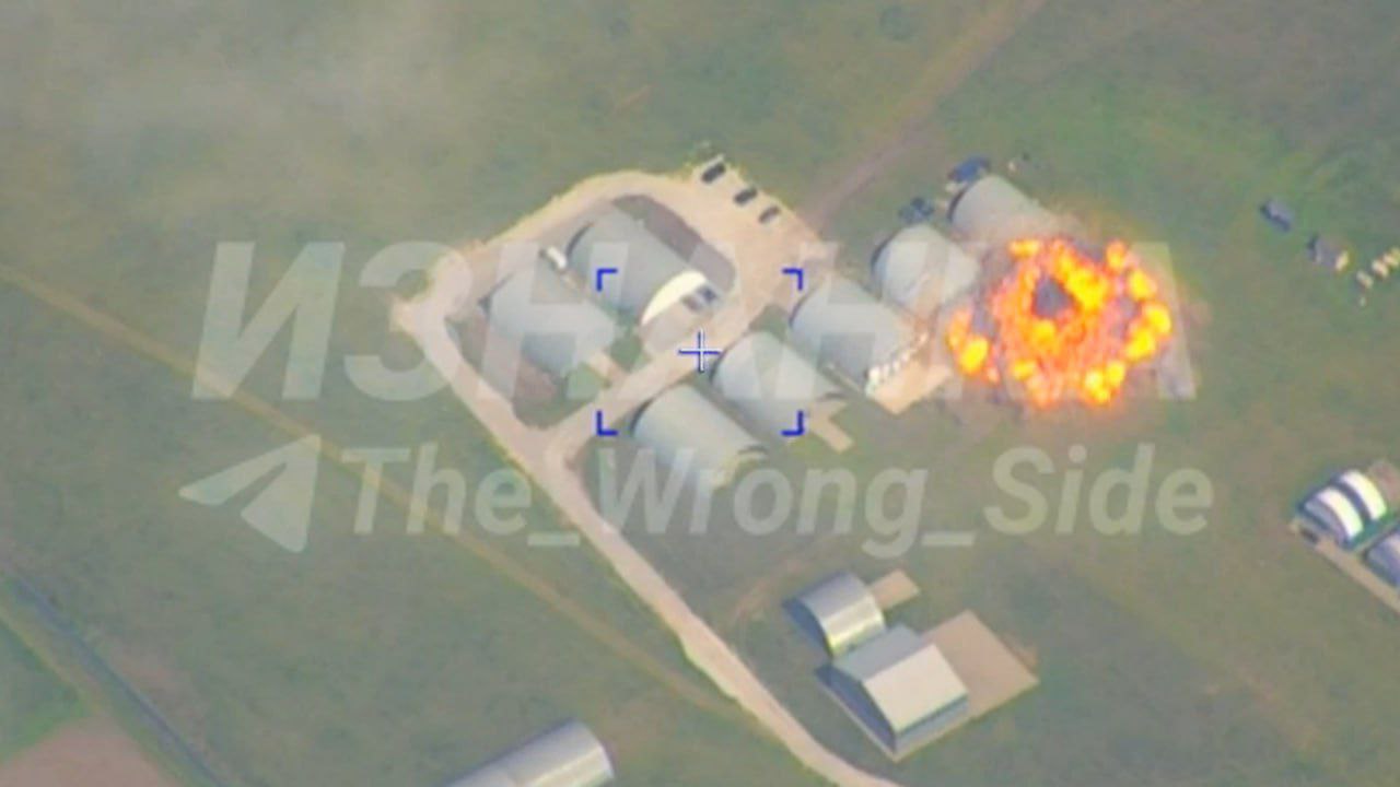 Ракетный удар по ангарам с БПЛА на аэродроме Каменка в Днепропетровске