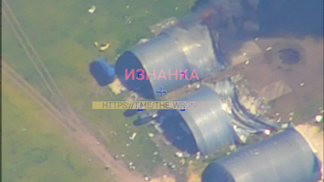 Ракетный удар по ангарам с БПЛА на аэродроме Каменка в Днепропетровске