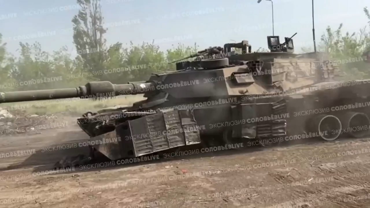Кадры буксировки первого трофейного американского M1A1SA Abrams с остатками ДЗ ARAT на борту, захваченного под недавно занятыми Бердычами