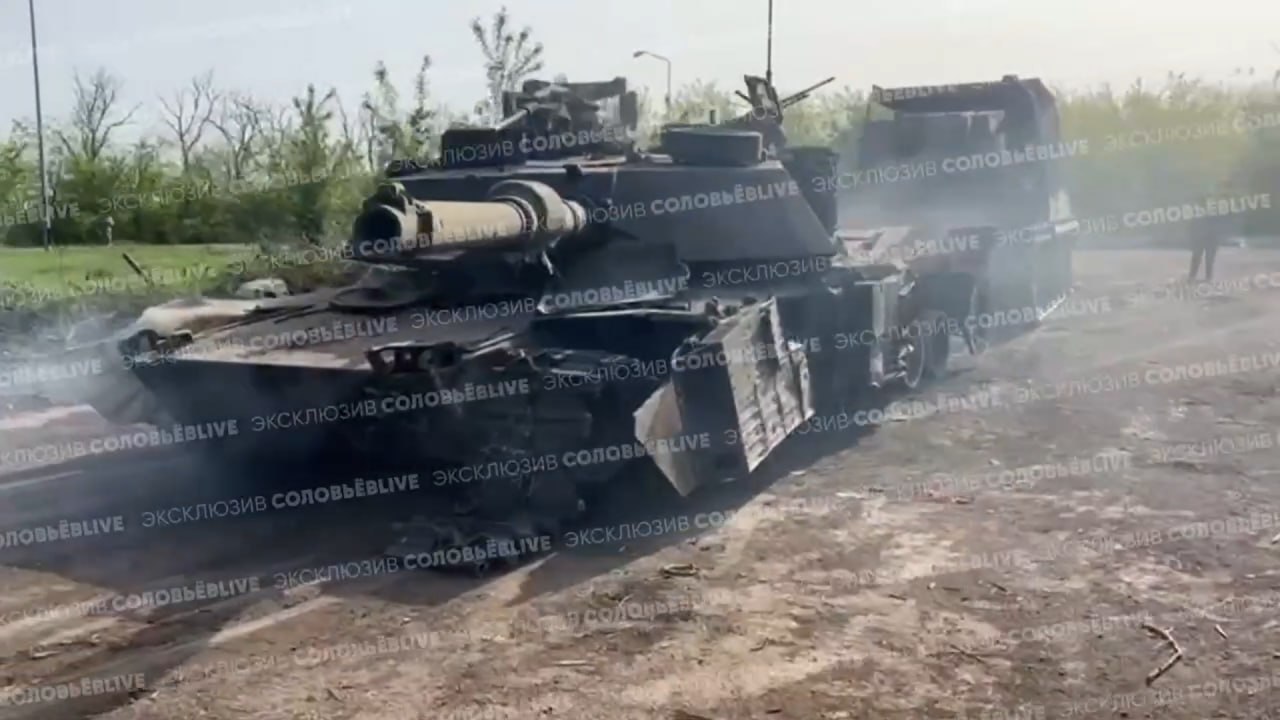 Кадры буксировки первого трофейного американского M1A1SA Abrams с остатками ДЗ ARAT на борту, захваченного под недавно занятыми Бердычами