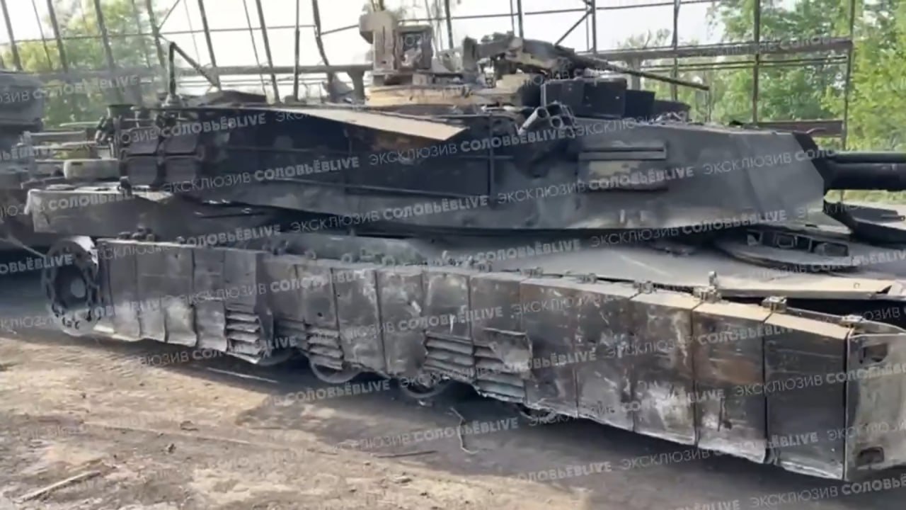 Кадры буксировки первого трофейного американского M1A1SA Abrams с остатками ДЗ ARAT на борту, захваченного под недавно занятыми Бердычами