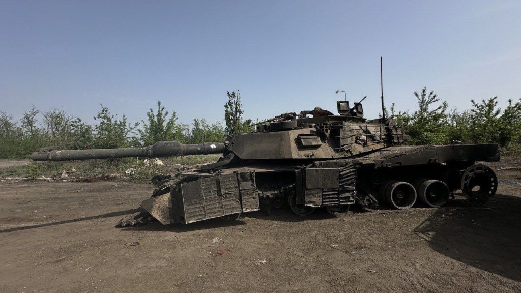 Первый подбитый танк M1 "Абрамс" отправился в тыл российский войск
