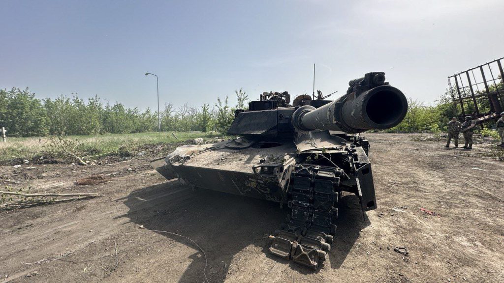 Первый подбитый танк M1 "Абрамс" отправился в тыл российский войск