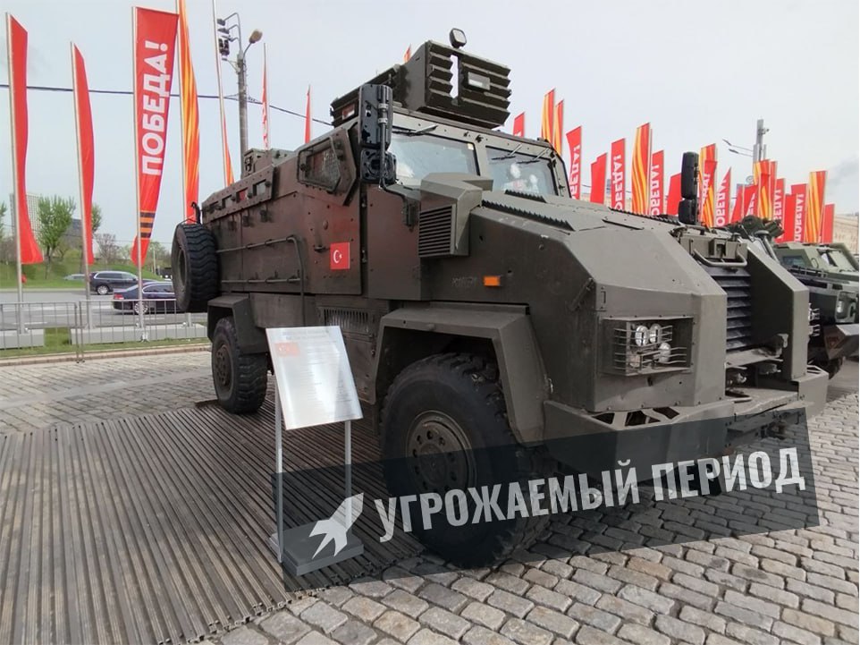 Собранные нашими воинами на Поклонной горе трофеи очень красочно демонстрируют насколько широк список стран воюющих в одном строю с украинскими нацистами