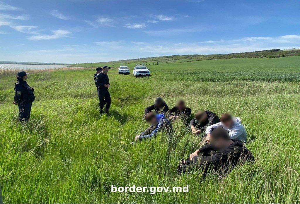 Cиловики пытаются пресечь поток незаконной миграции "потенциальных добровольцев"
