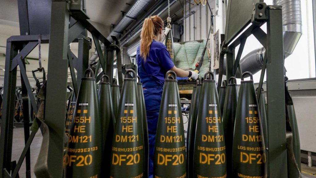 Rheinmetall передаст Украине в 2024 году "сотни тысяч артиллерийских снарядов", включая прототипы с дальностью полета до 100 км — генеральный директор концерна Армин Паппергер