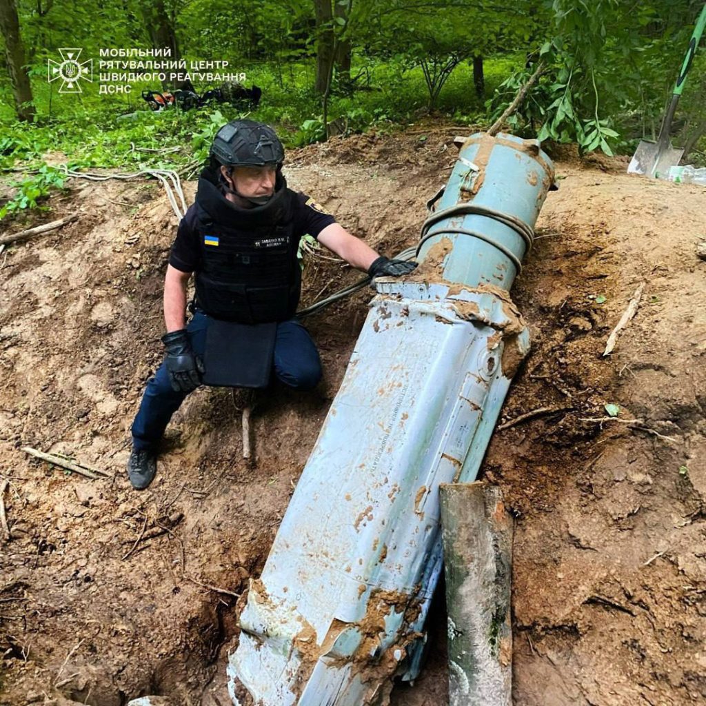 Противник опубликовал очередные фото обломков корпуса и боевой части новейшей крылатой ракеты Х-69, упавшей где-то на территории Украины
